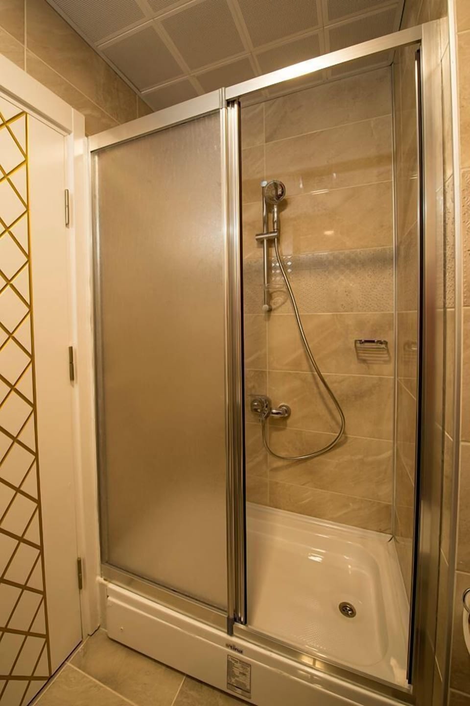 Deluxe Double Room | Bathroom shower