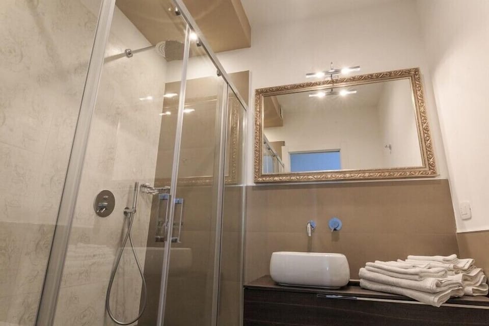 Deluxe Double Room | Bathroom | Shower, free toiletries, hair dryer, bidet