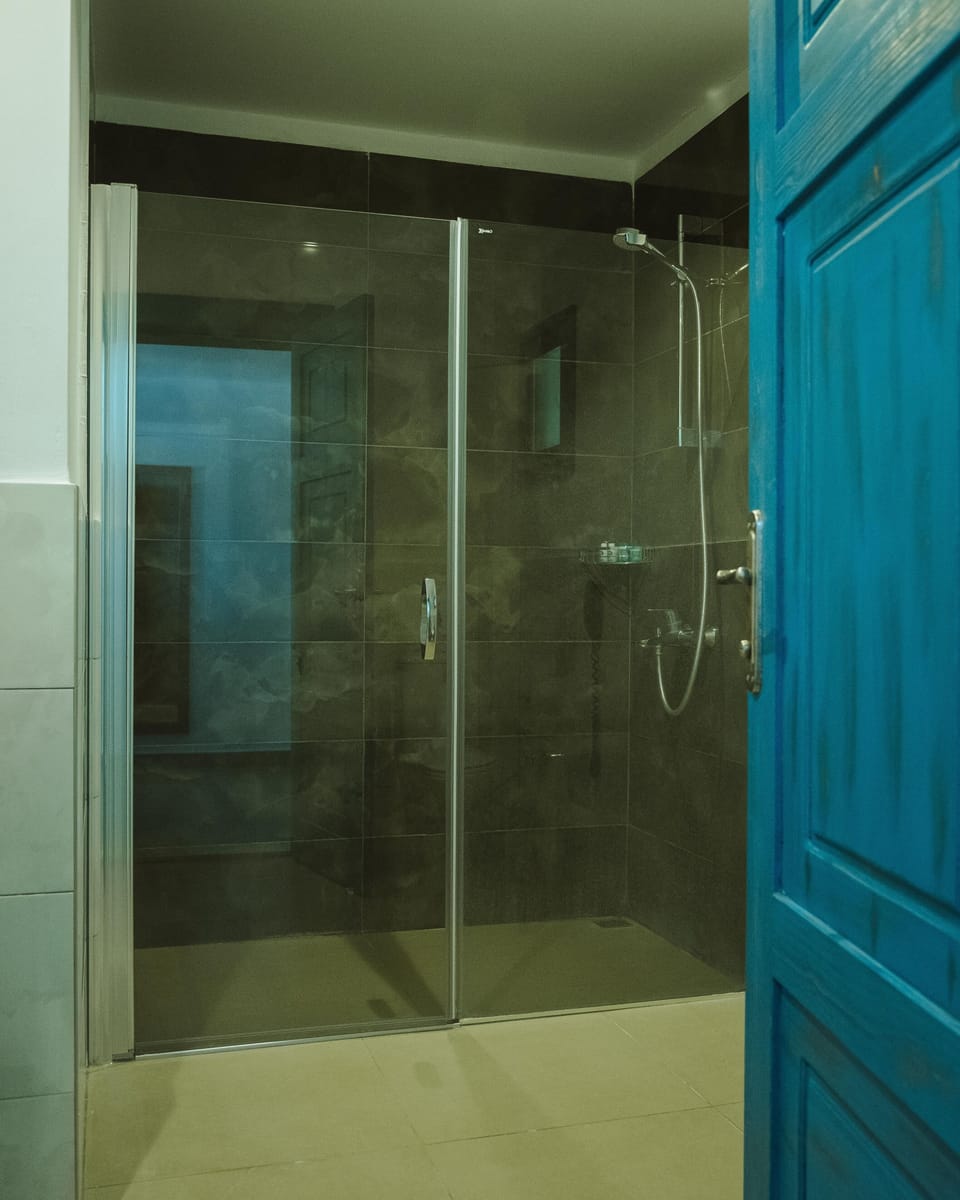 Shower, rainfall showerhead, free toiletries, hair dryer