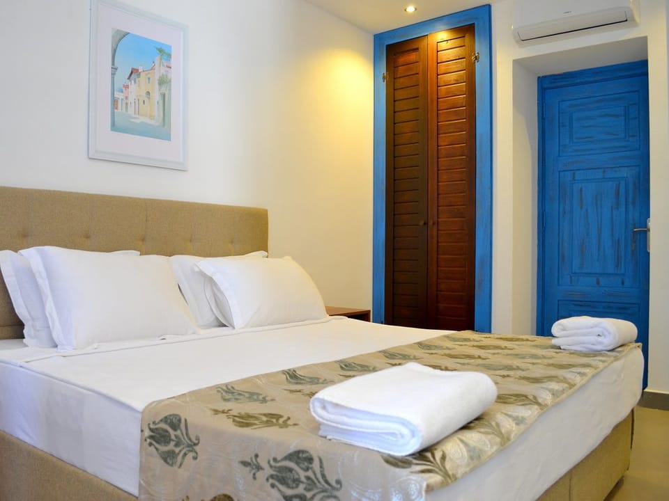 Suite | In-room safe, desk, WiFi (free), bed sheets