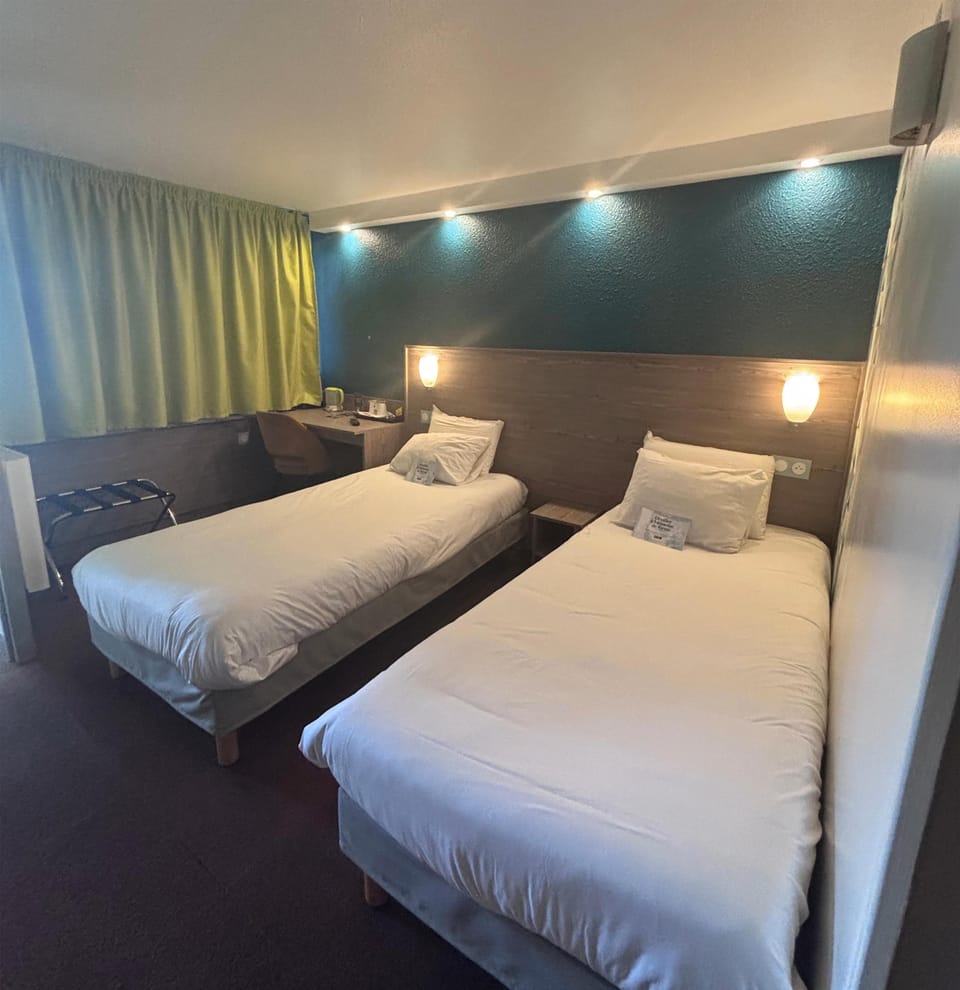 Standard Room, 2 Twin Beds | Desk, free cribs/infant beds, rollaway beds, free WiFi