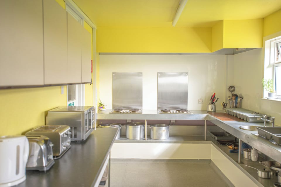 Shared fridge, oven, stovetop, cookware/dishes/utensils