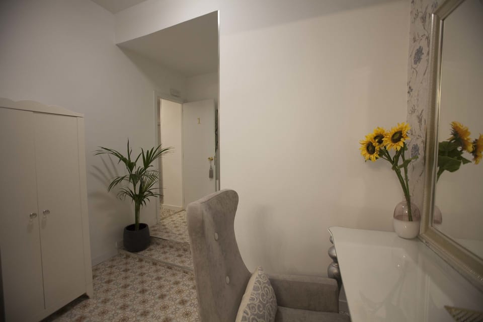 Deluxe Suite | Minibar, in-room safe, desk, blackout drapes