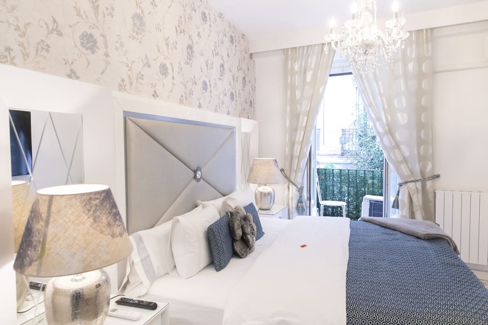 Deluxe Suite | Minibar, in-room safe, desk, blackout drapes