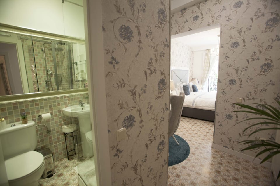 Deluxe Suite | Minibar, in-room safe, desk, blackout drapes