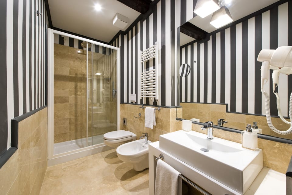 Junior Suite | Bathroom | Shower, free toiletries, hair dryer, slippers