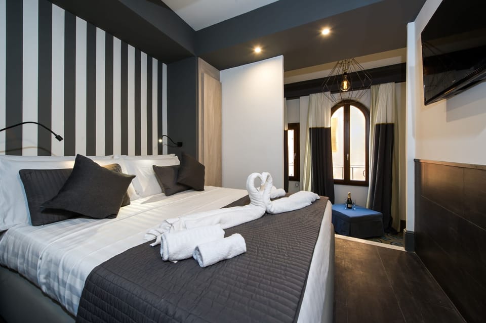 Suite | Premium bedding, down comforters, Tempur-Pedic beds, in-room safe