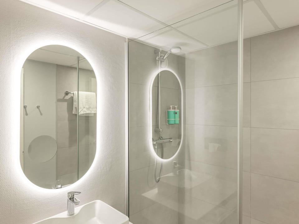 Combined shower/tub, eco-friendly toiletries, hair dryer, towels