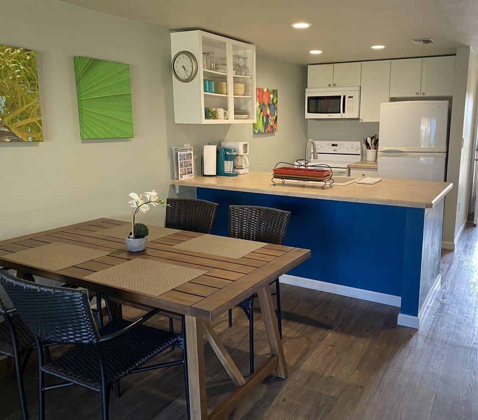Dining room and fully equipped kitchen 