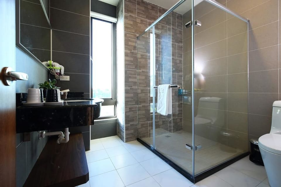 Family Quadruple Room | Bathroom | Shower, rainfall showerhead, free toiletries, hair dryer