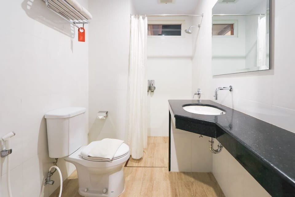 Superior Room | Bathroom | Shower, free toiletries, towels