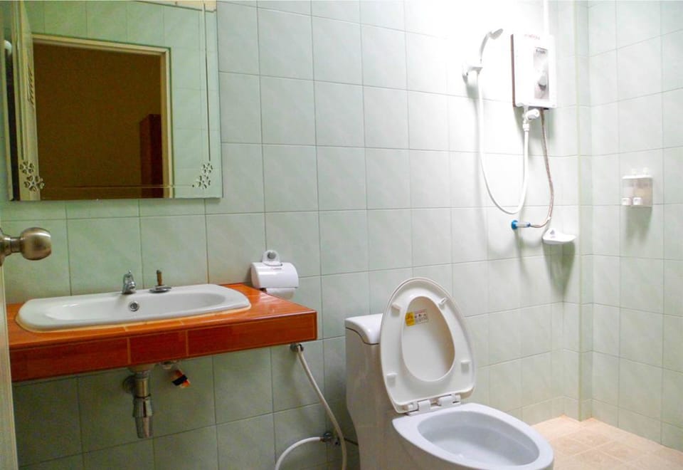Shower, free toiletries, towels
