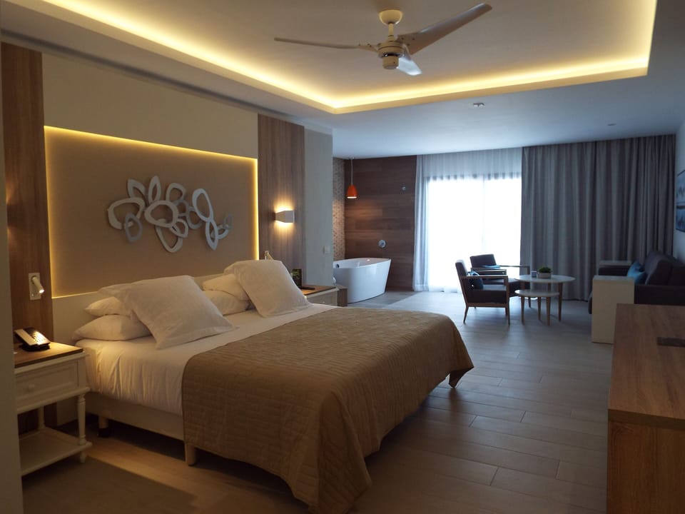 Pillowtop beds, in-room safe, desk, blackout drapes