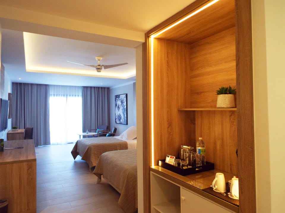 Pillowtop beds, in-room safe, desk, blackout drapes