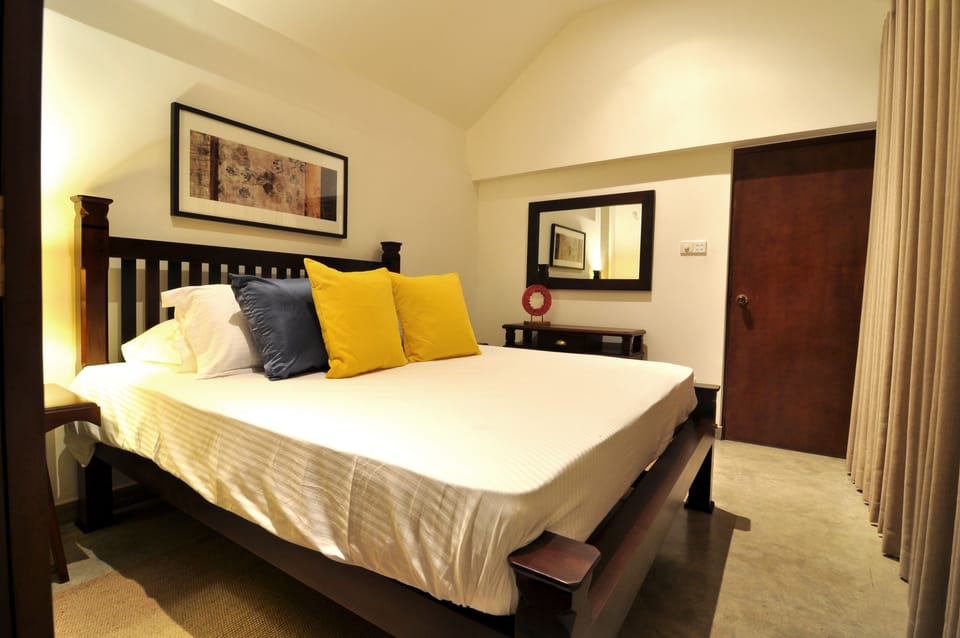 Deluxe Room, 1 King Bed, Smoking, City View | Room amenity