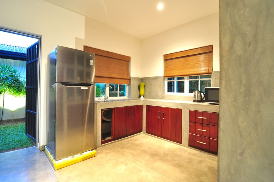 Fridge, microwave, oven, coffee/tea maker