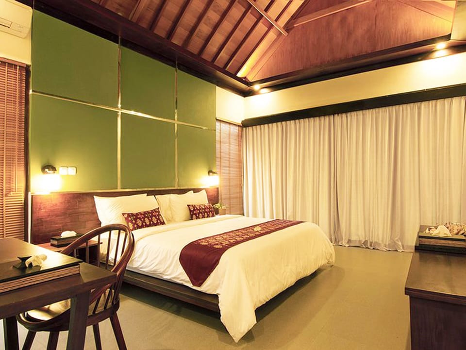 One Bedroom Pool View | Minibar, in-room safe, desk, bed sheets