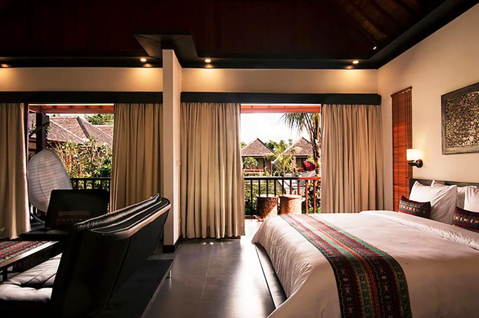 One Bedroom Pool View | Minibar, in-room safe, desk, bed sheets