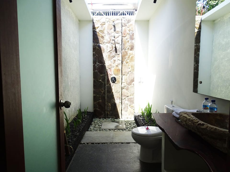 One Bedroom Pool View | Bathroom | Shower, free toiletries, towels