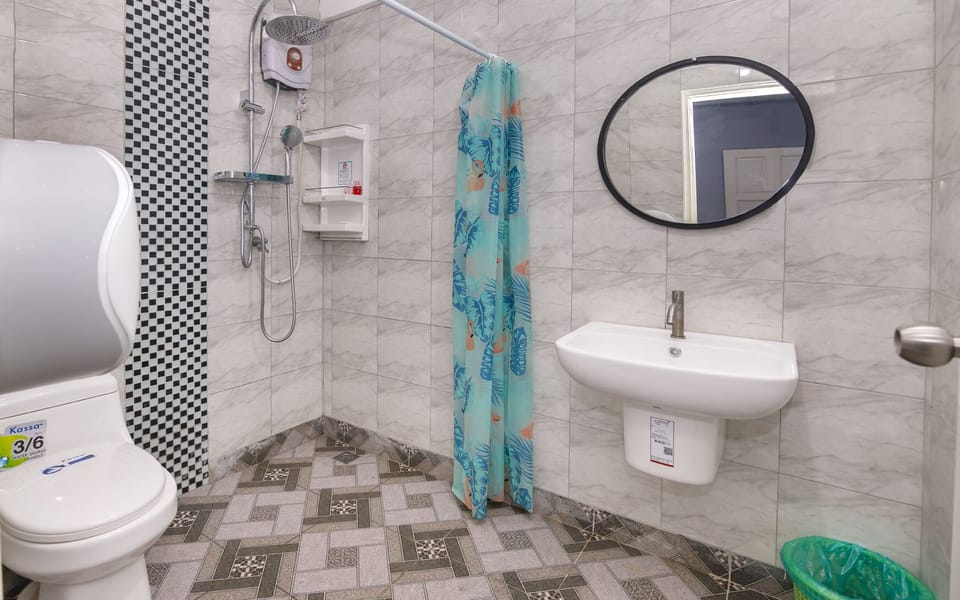 Shower, free toiletries, towels