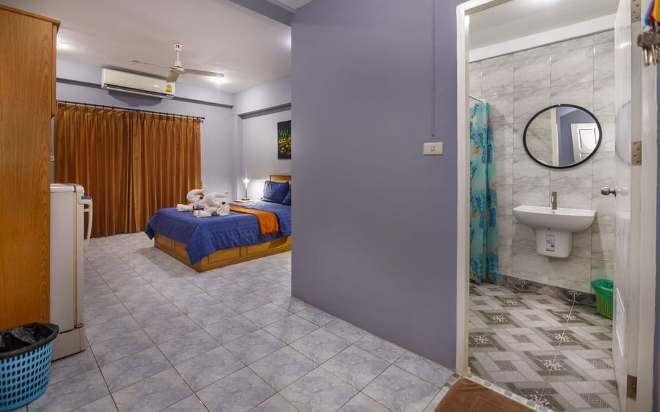 Standard with Balcony | In-room safe, desk, soundproofing, free WiFi