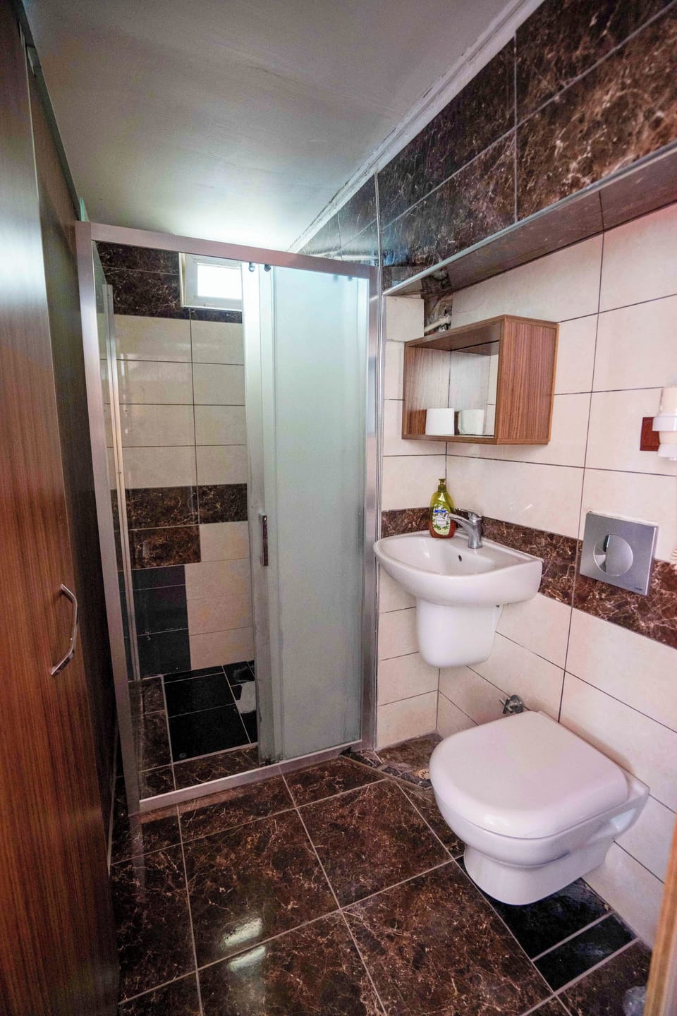 4 KISILIK DENIZ MANZARALI BALKONSUZ  ODA | Bathroom | Shower, hair dryer, slippers, towels