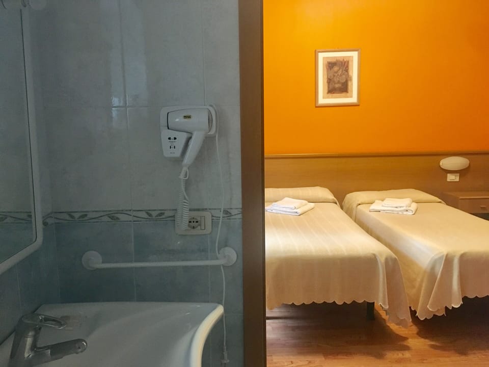 Twin Room (Beach access included) | Room amenity