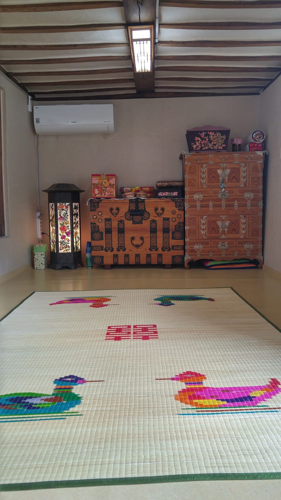 Gunnuhbang (Base Occupancy 2 / Max Occupancy 3) | Iron/ironing board, free WiFi, bed sheets