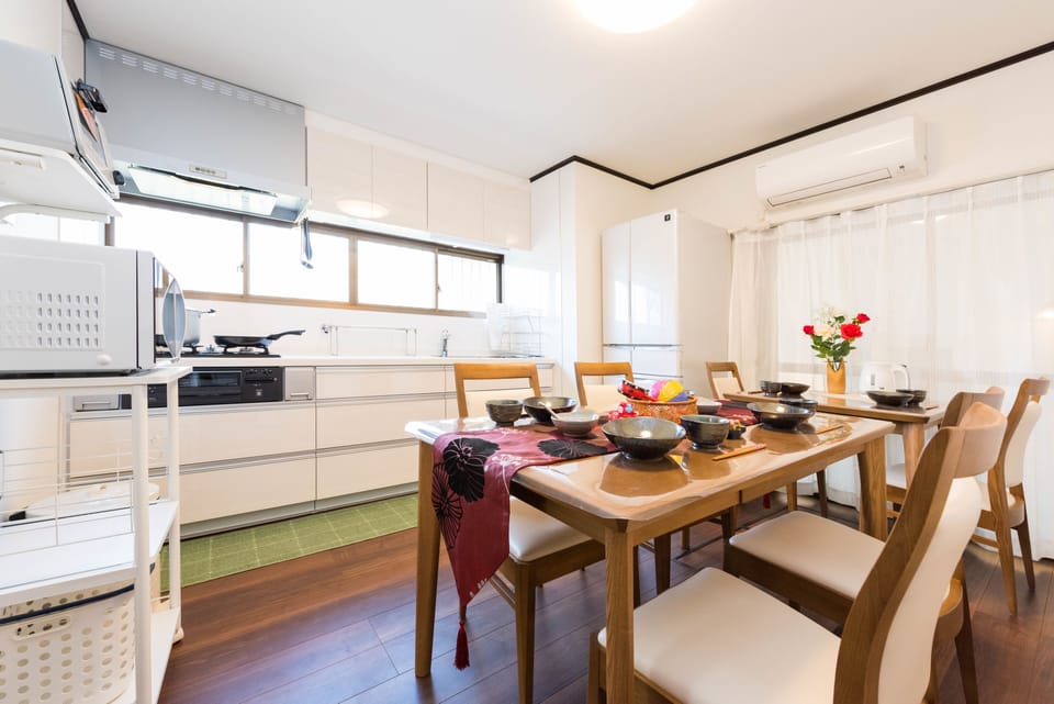 Family House, 4 Bedrooms, 2 Bathrooms | In-room dining