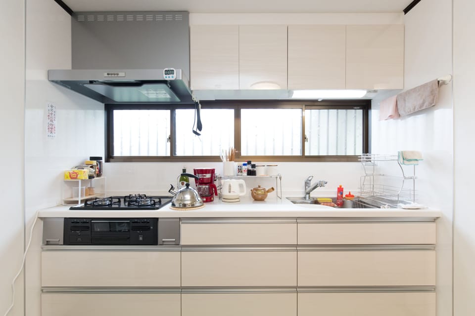 Family House, 4 Bedrooms, 2 Bathrooms | Private kitchenette | Fridge, microwave, stovetop, electric kettle