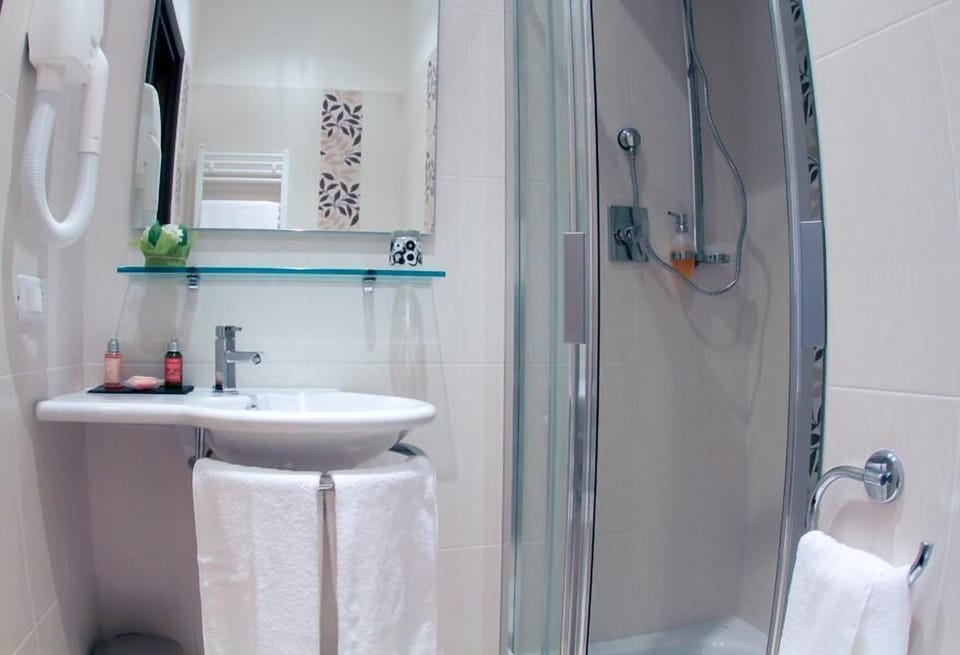 Standard Triple Room | Bathroom | Shower, free toiletries, hair dryer, bidet
