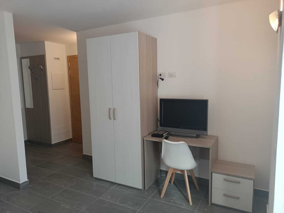 Quadruple Room | Desk, soundproofing, free WiFi