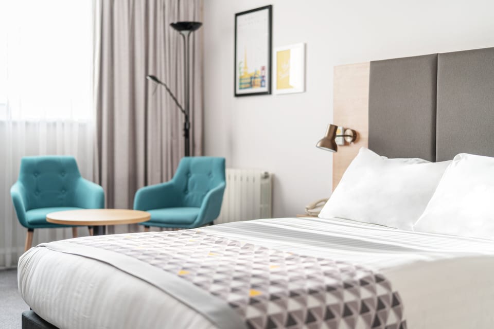 Hypo-allergenic bedding, minibar, in-room safe, desk