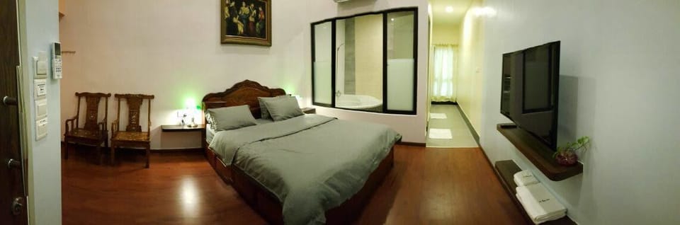 Suite, Bathtub | Iron/ironing board, free WiFi, bed sheets