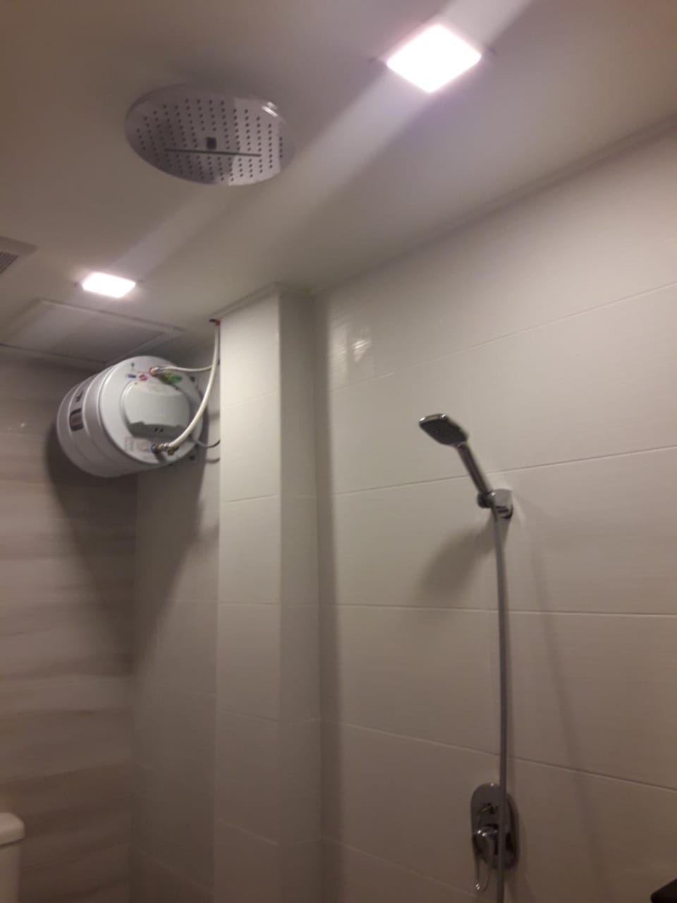 Shower, free toiletries, hair dryer, bidet