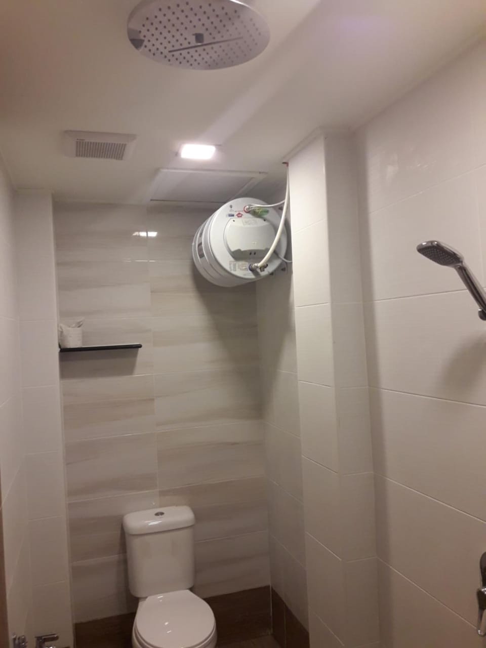 Shower, free toiletries, hair dryer, bidet