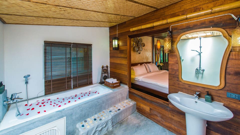 Villa | Bathroom | Shower, free toiletries, hair dryer, bathrobes
