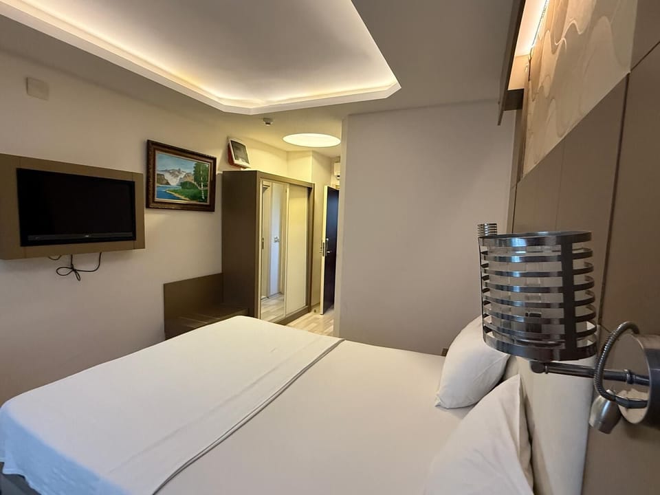Standard Single Room | In-room safe, desk, iron/ironing board (on request), WiFi (free)
