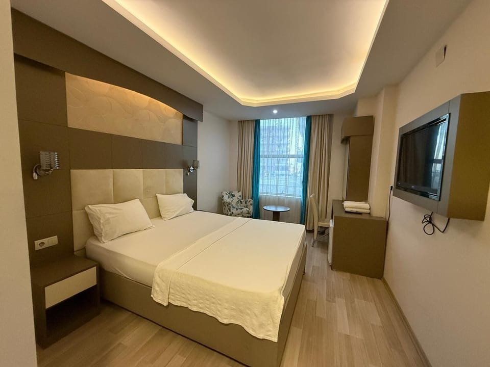 Standard Single Room | In-room safe, desk, iron/ironing board (on request), WiFi (free)