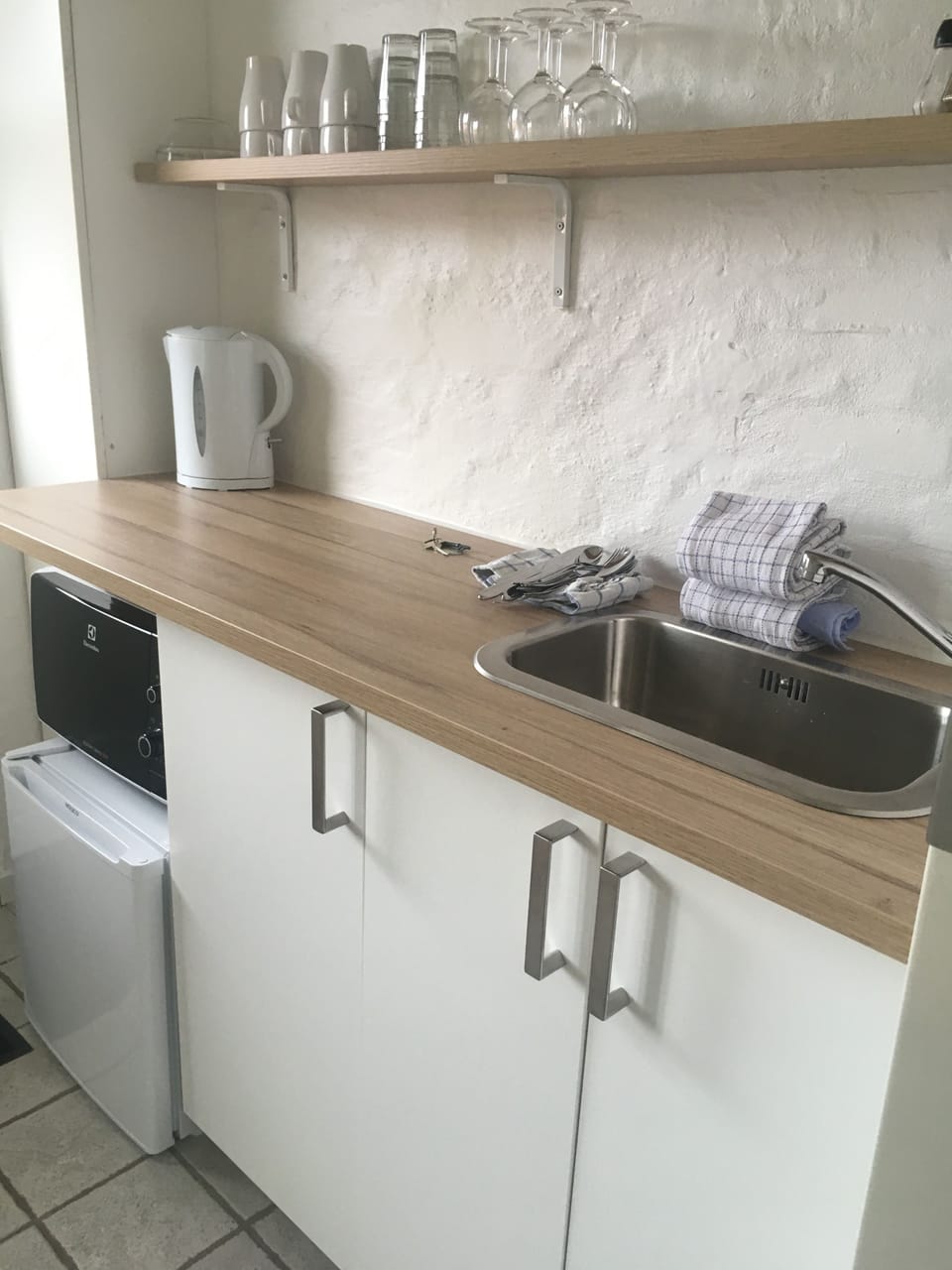 Family Apartment, Non Smoking | Private kitchenette | Fridge, microwave