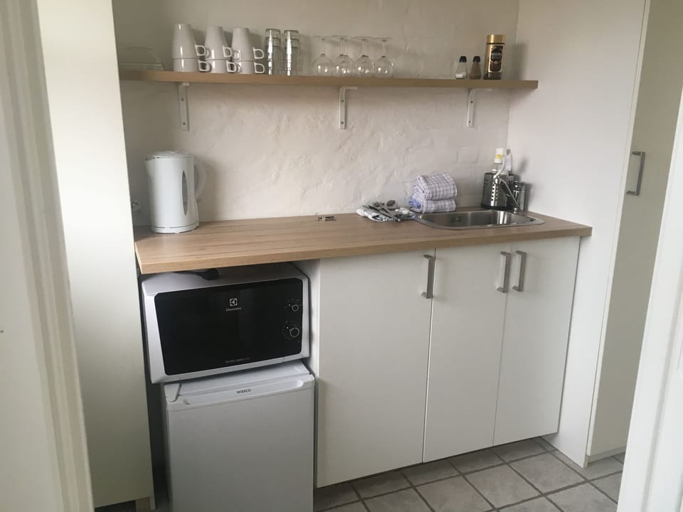 Family Apartment, Non Smoking | Private kitchenette | Fridge, microwave