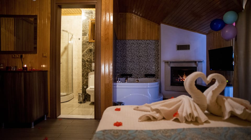 Defne Suite | Premium bedding, soundproofing, free WiFi, bed sheets