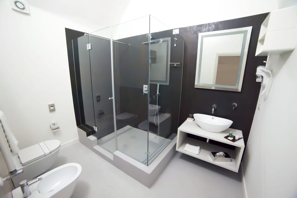 Suite | Bathroom | Shower, free toiletries, hair dryer, slippers