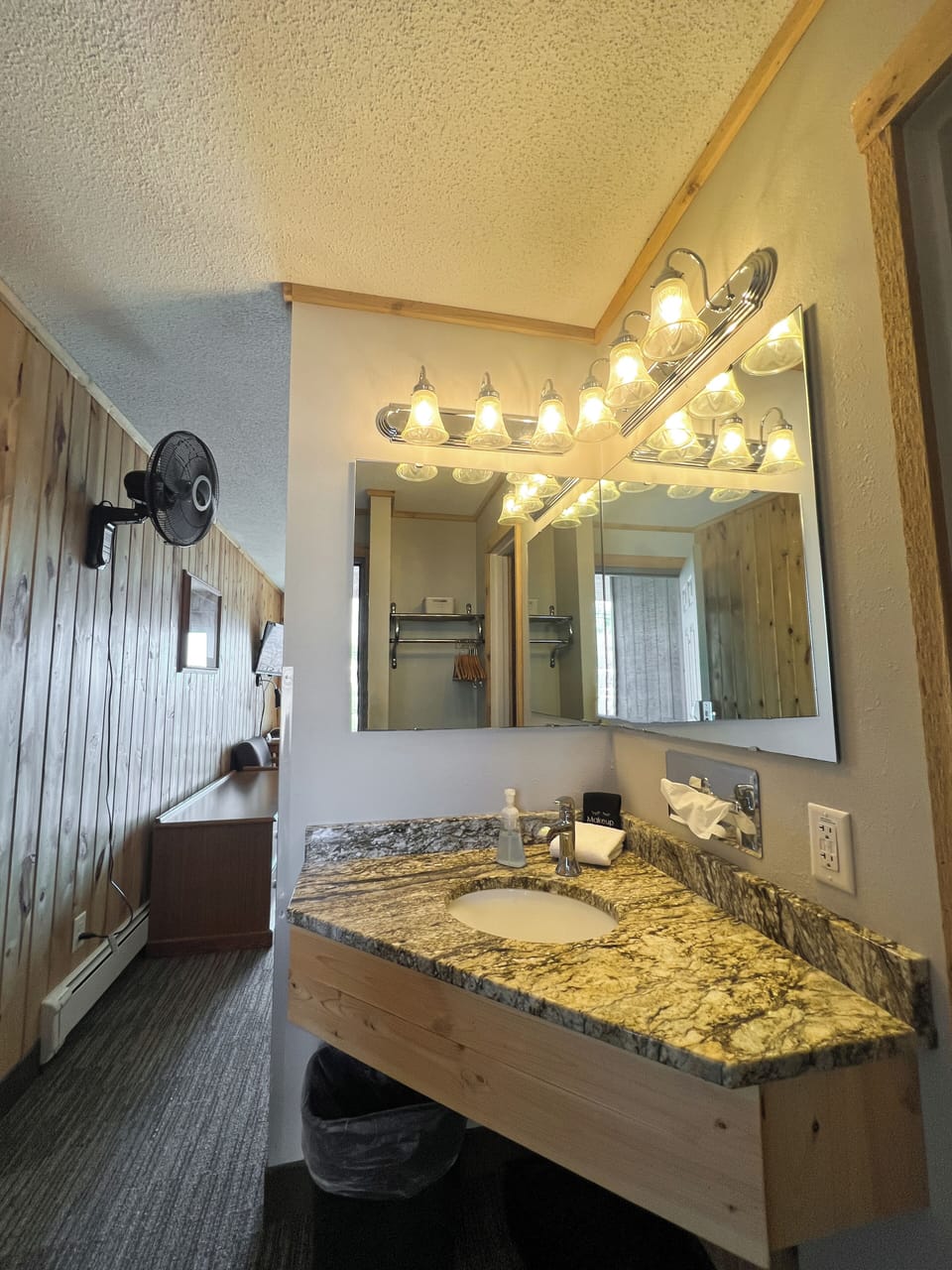 Combined shower/tub, hair dryer, towels