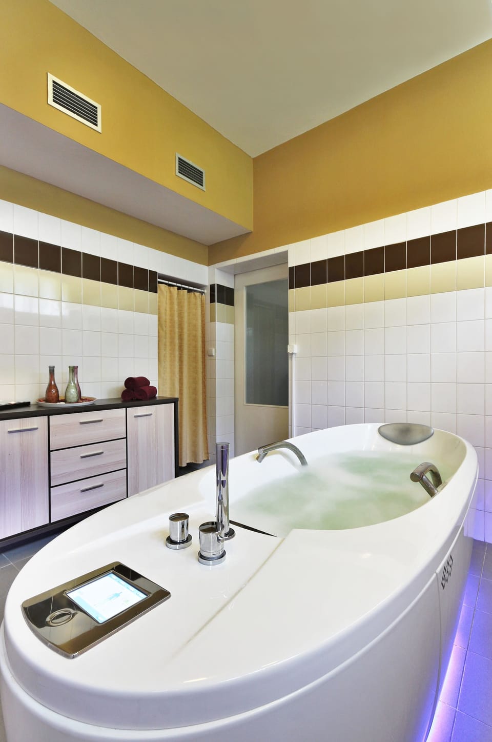 Sauna, body treatments, aromatherapy, hot stone massages