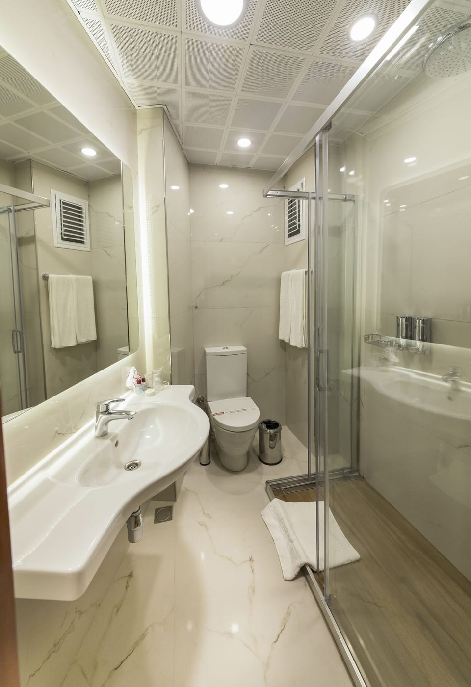 Economy Twin Room, 1 Bedroom | Bathroom | Shower, rainfall showerhead, free toiletries, hair dryer