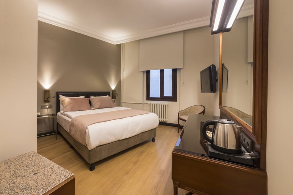 Standard Double Room | Minibar, in-room safe, desk, soundproofing