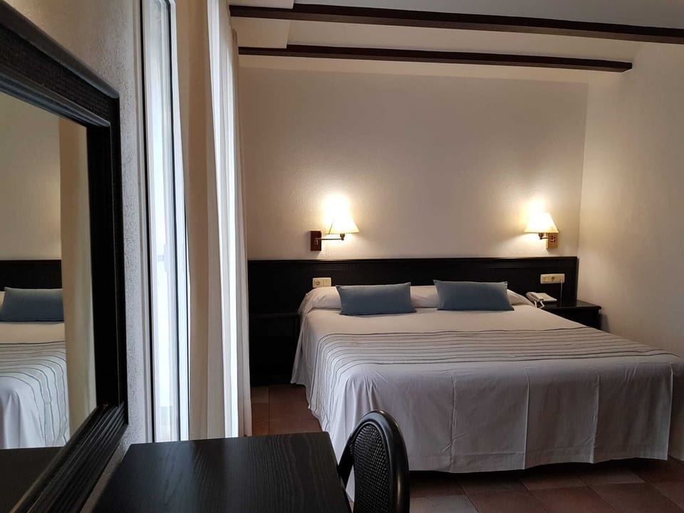 Double Room, 1 Double Bed | Minibar, in-room safe, desk, laptop workspace