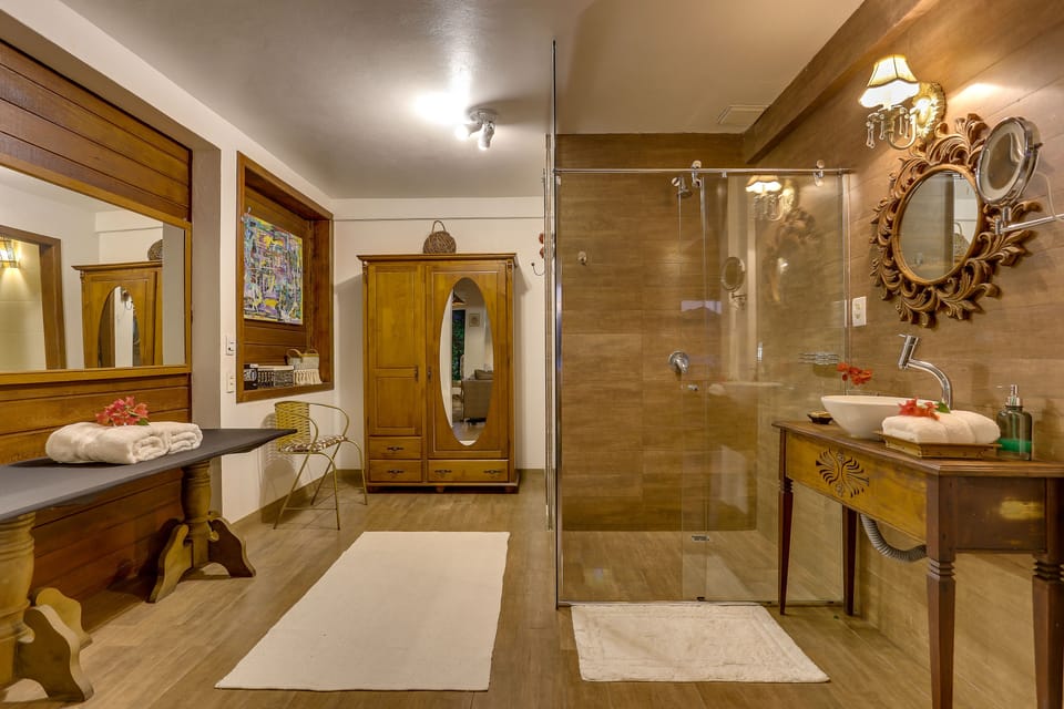 Lagoon Suite | Bathroom | Combined shower/tub, designer toiletries, hair dryer, towels