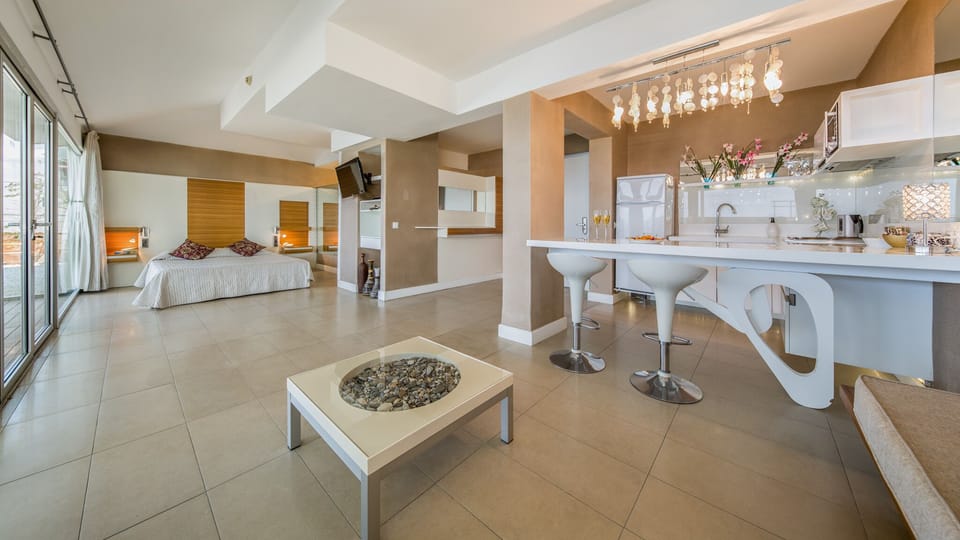 Deluxe Condo | 1 bedroom, minibar, in-room safe, iron/ironing board